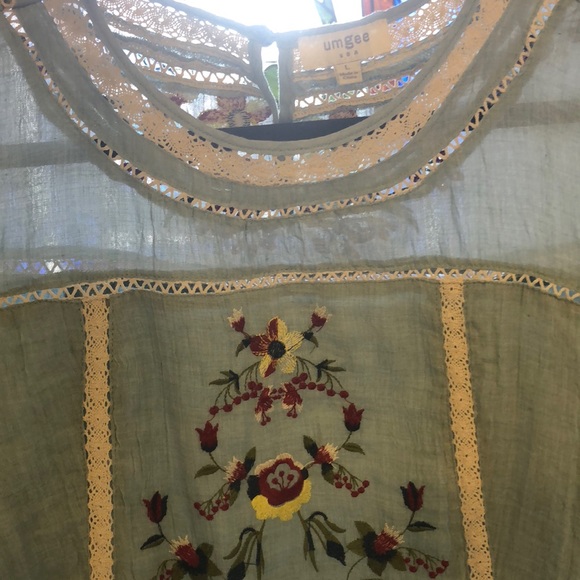 Beautiful Embroidery Dress - Picture 4 of 6